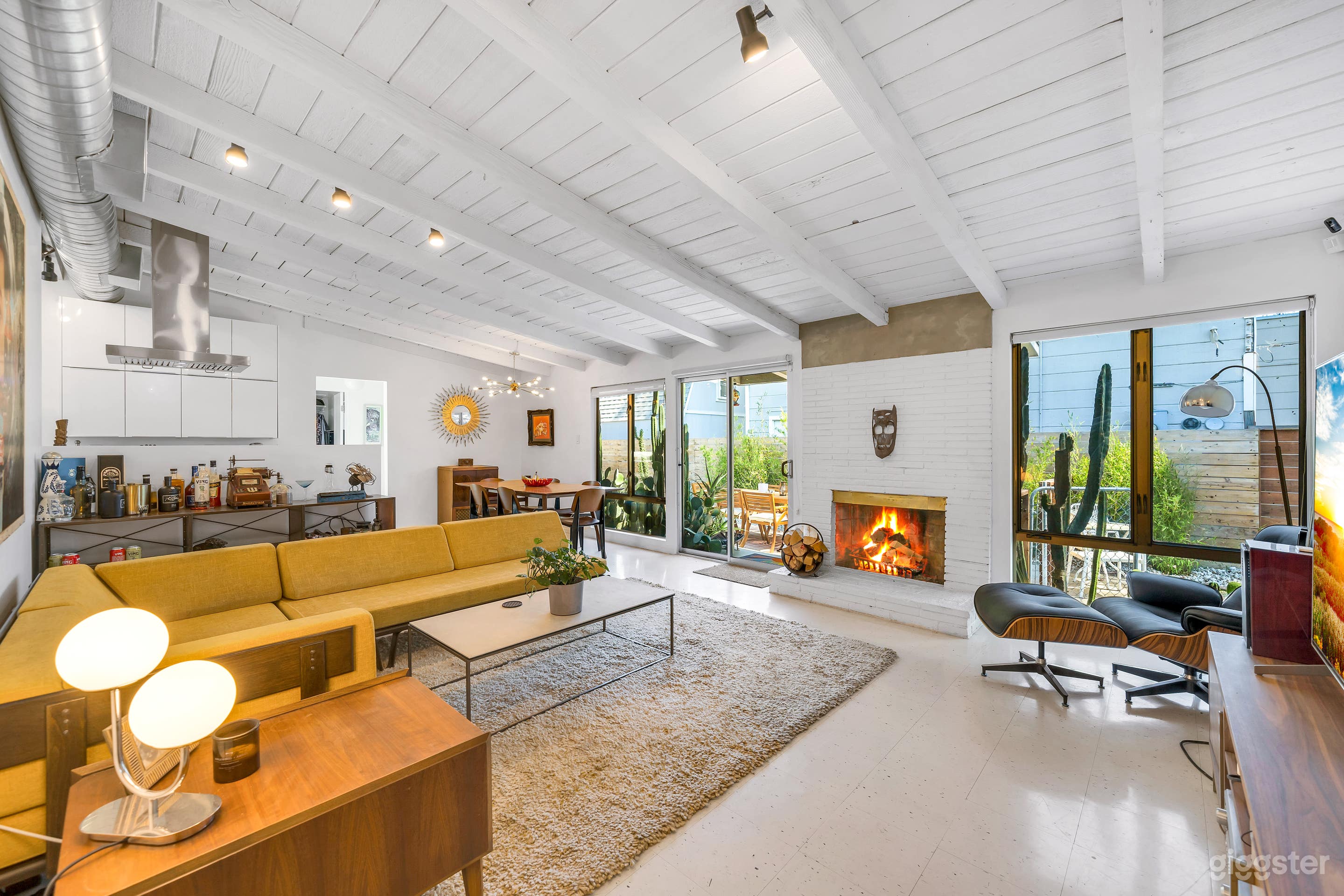 RETRO RESEDA SANCTUARY WITH A MODERN TWIST Photo 2