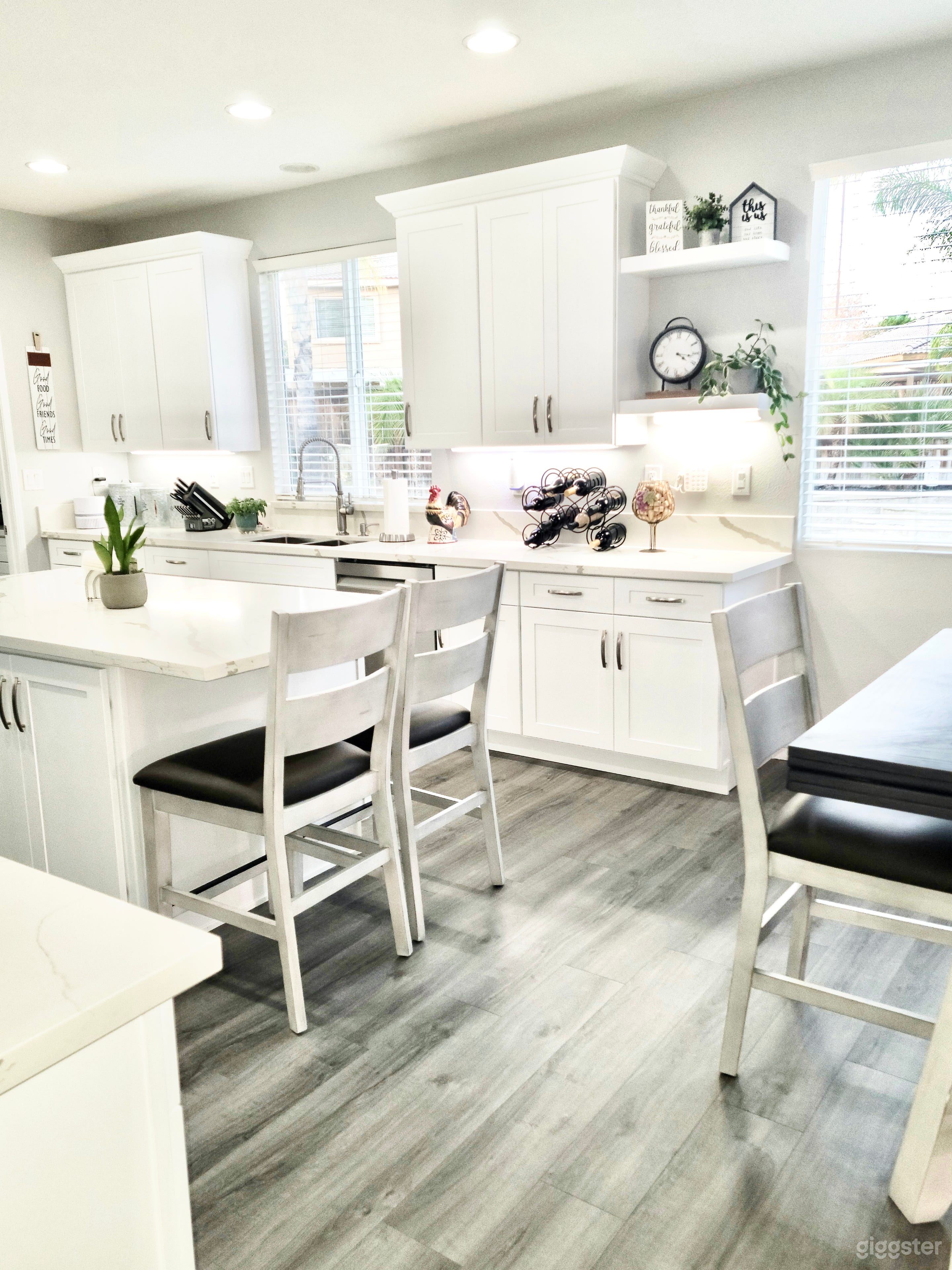 Beautiful Bright Kitchen Photo 4