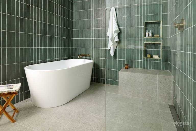  Modern Designer Loft w/ Chef's Kitchen & Spa Bath 