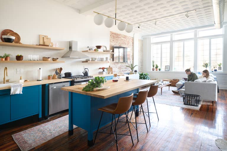  Modern Designer Loft w/ Chef's Kitchen & Spa Bath 