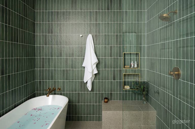  Modern Designer Loft w/ Chef's Kitchen & Spa Bath 