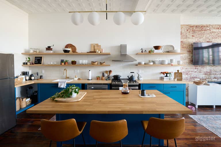  Modern Designer Loft w/ Chef's Kitchen & Spa Bath 