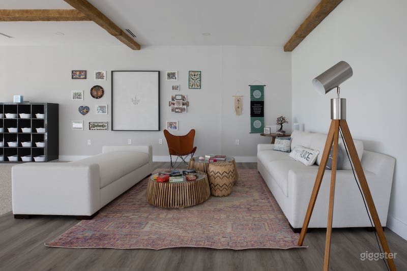 Picturesque Home with 6 Large Bedrooms Photo 2