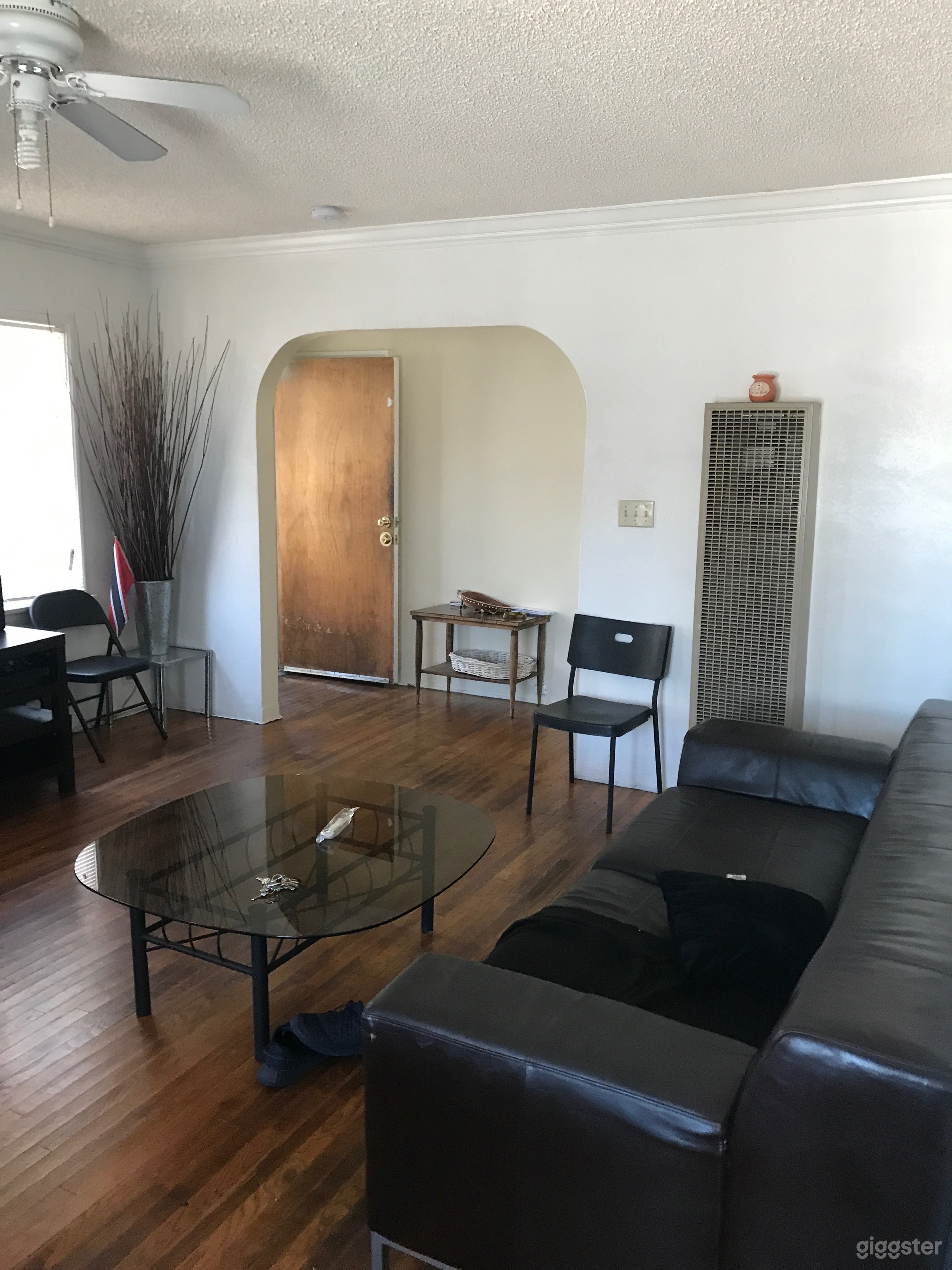 2 bedroom/1 bathroom 1930's style apt/back house Photo 2