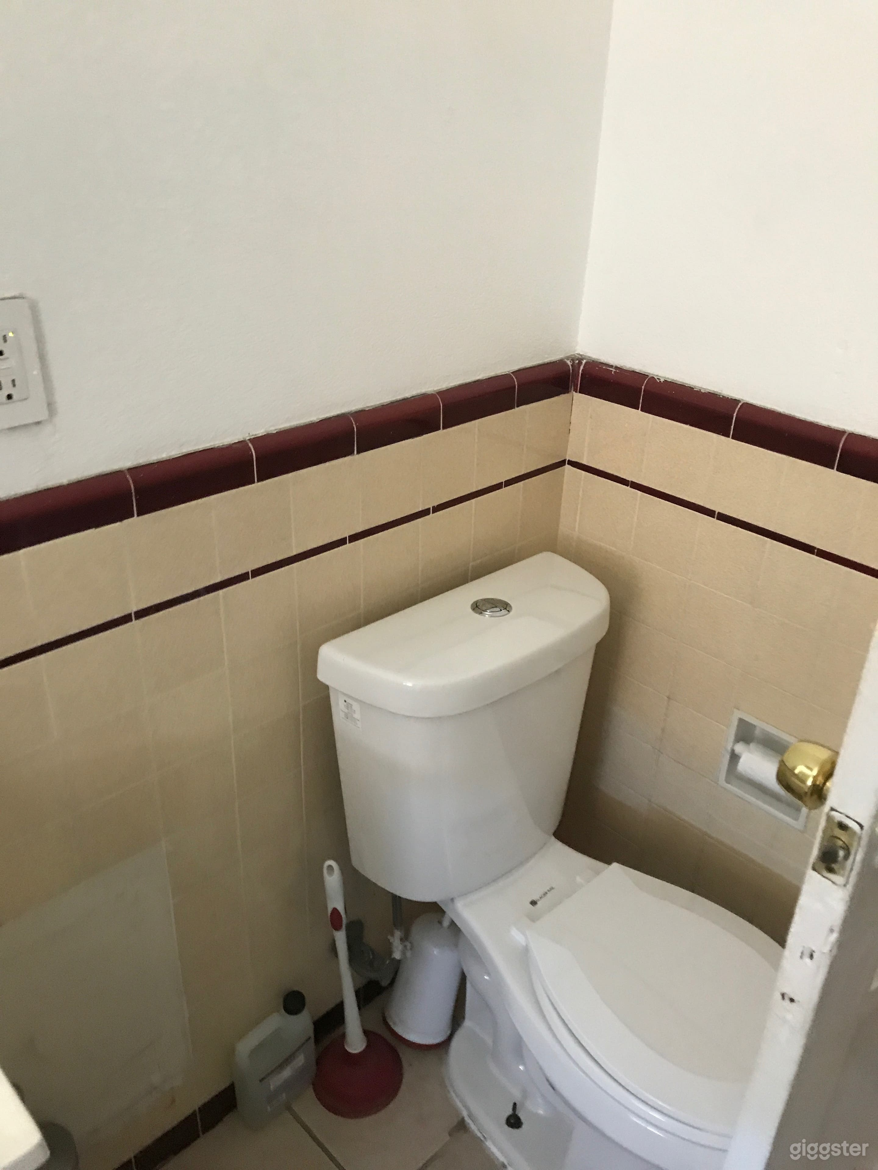 2 bedroom/1 bathroom 1930's style apt/back house Photo 3