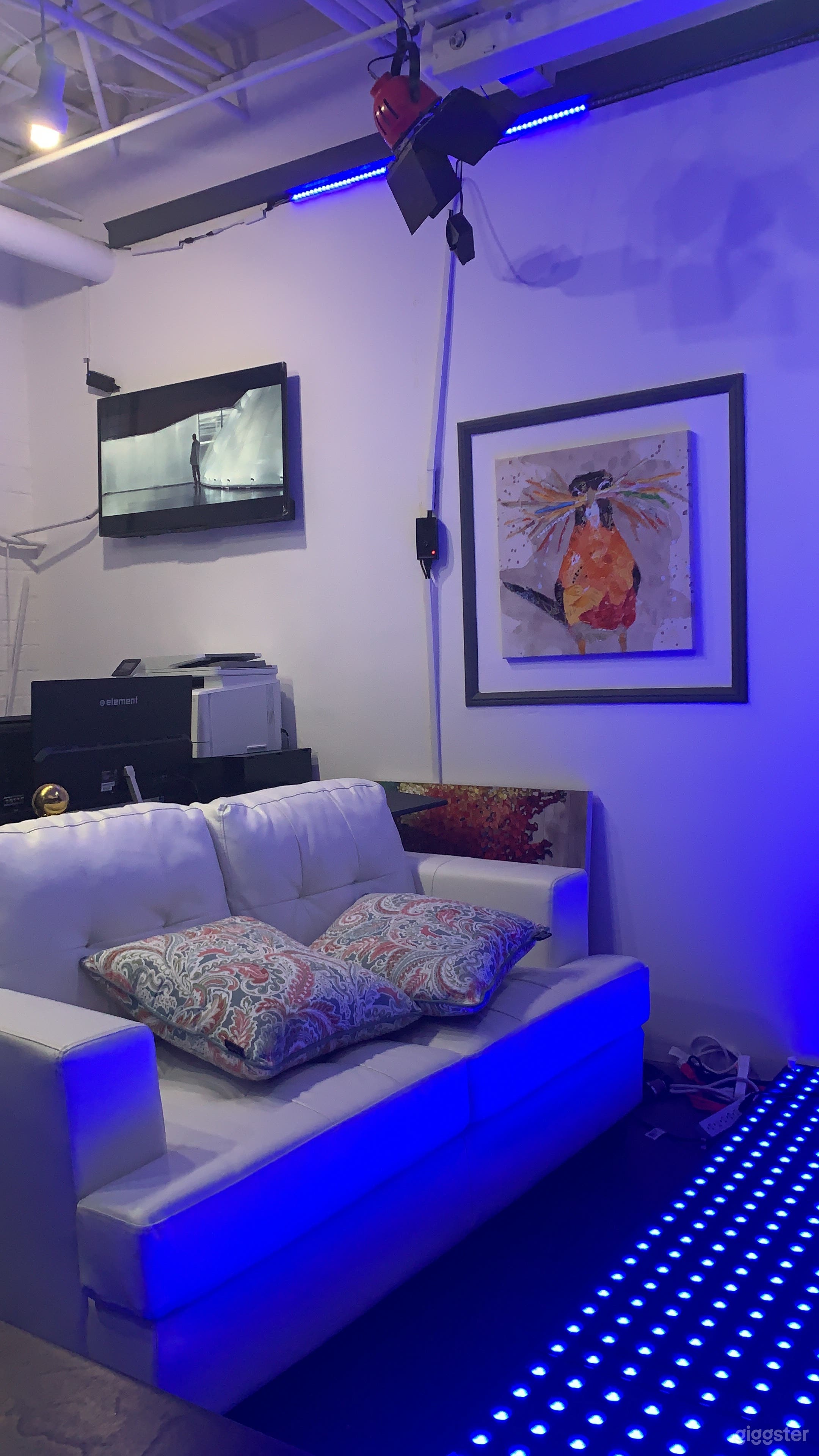 Fully Setup Studio with Frontal and Back Lights Photo 3
