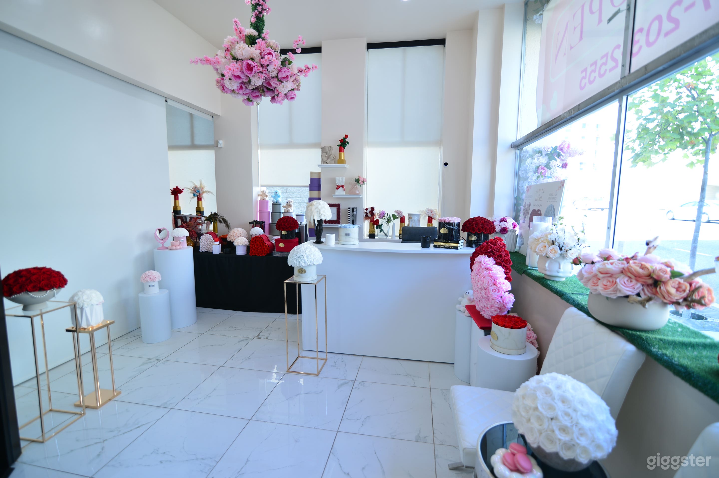 Flower shop/ High End Modern Floral Boutique  Photo 1
