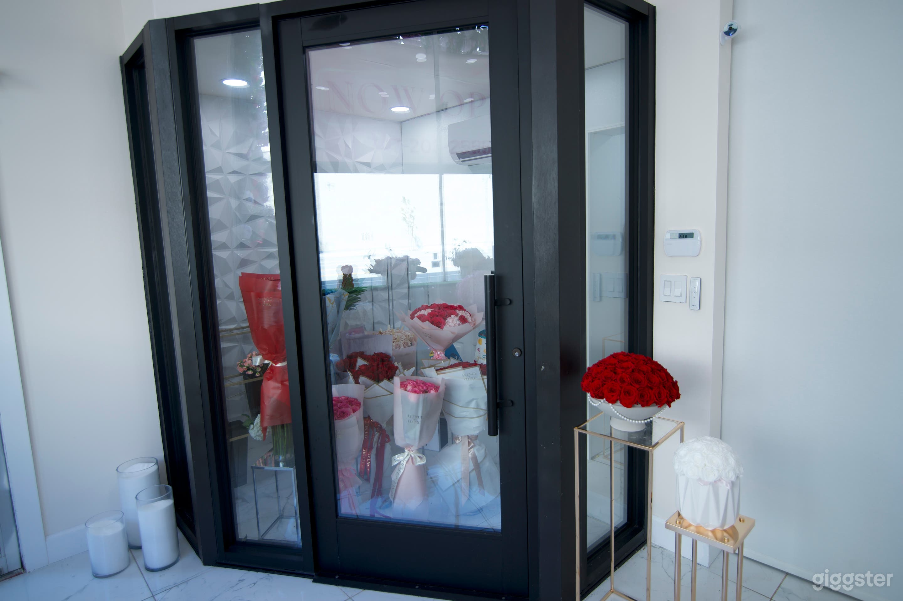 Flower shop/ High End Modern Floral Boutique  Photo 4