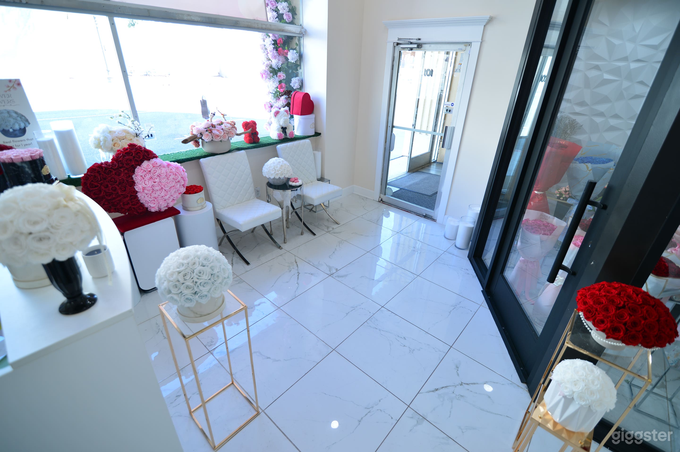 Flower shop/ High End Modern Floral Boutique  Photo 2