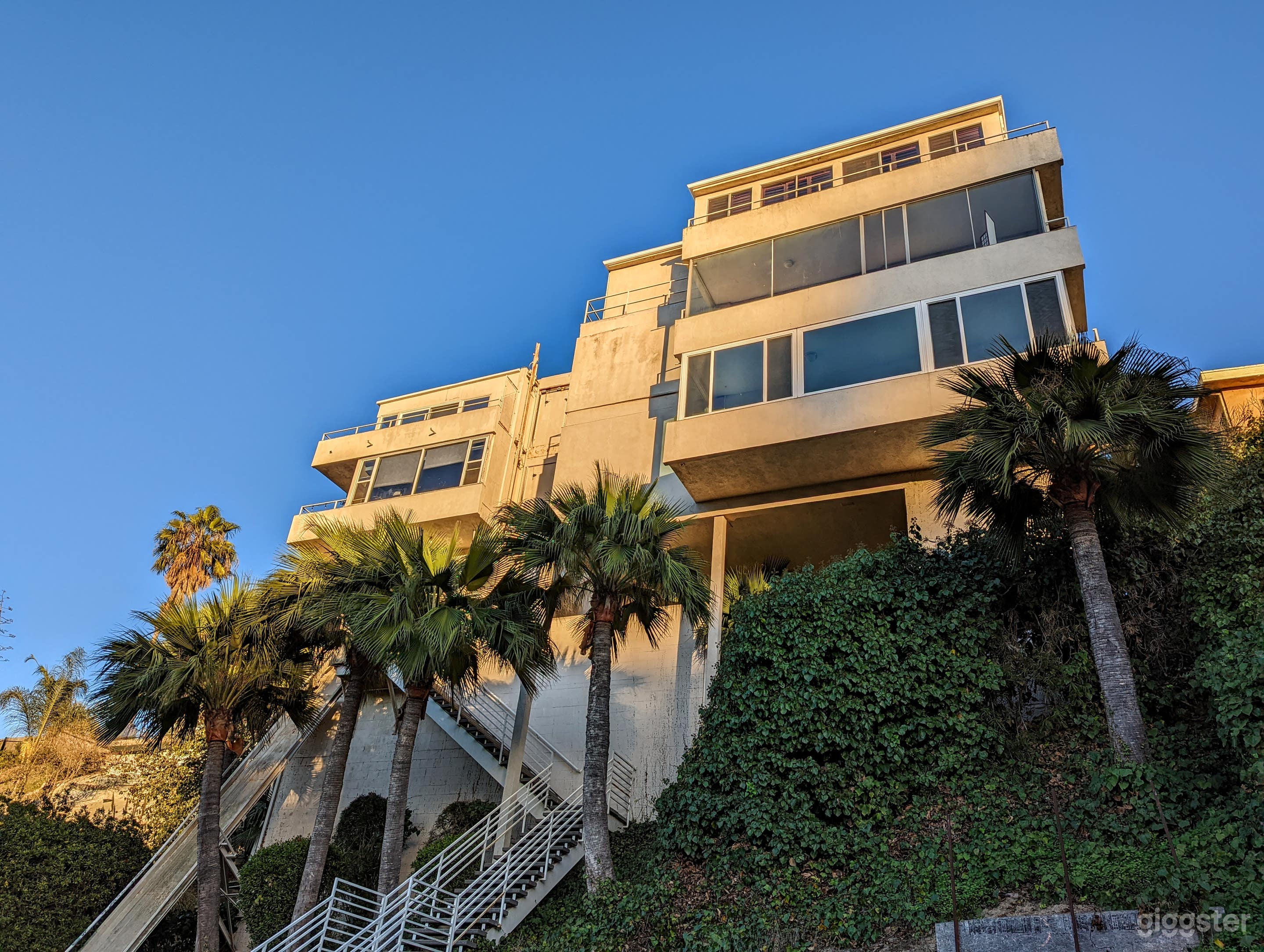 Sunset Seahorse: perfect retro chic 1960s poolside Photo 2