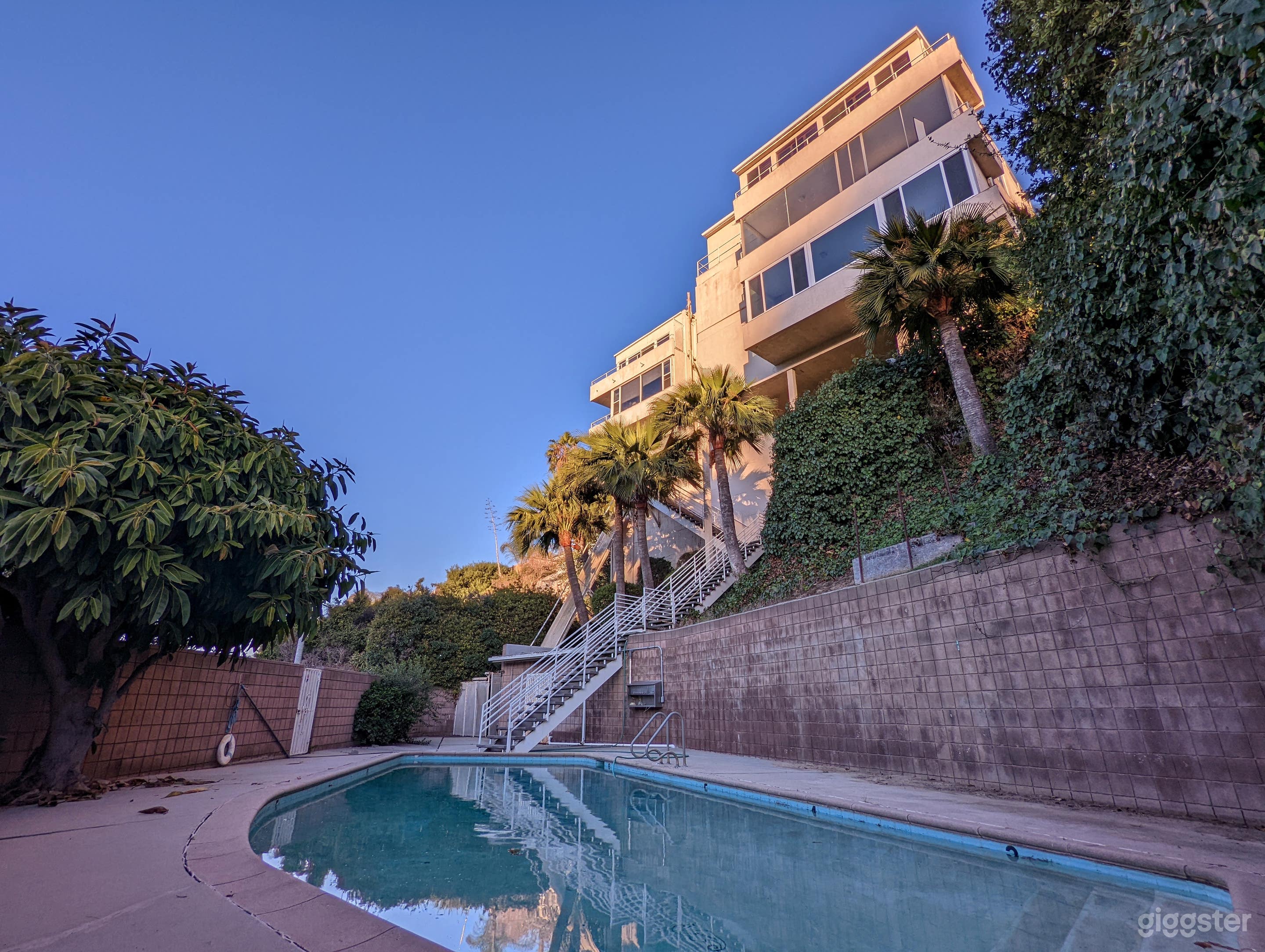Sunset Seahorse: perfect retro chic 1960s poolside Photo 1