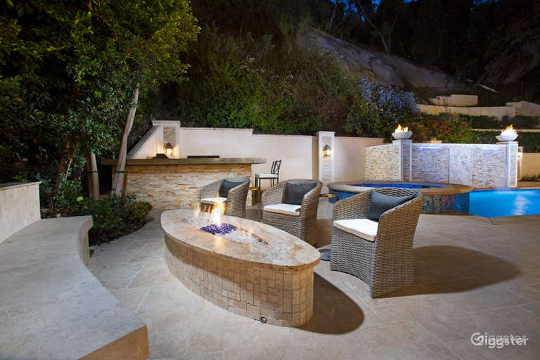  Stunning Pool in an Elegant Beverly Hills Mansion Estate 