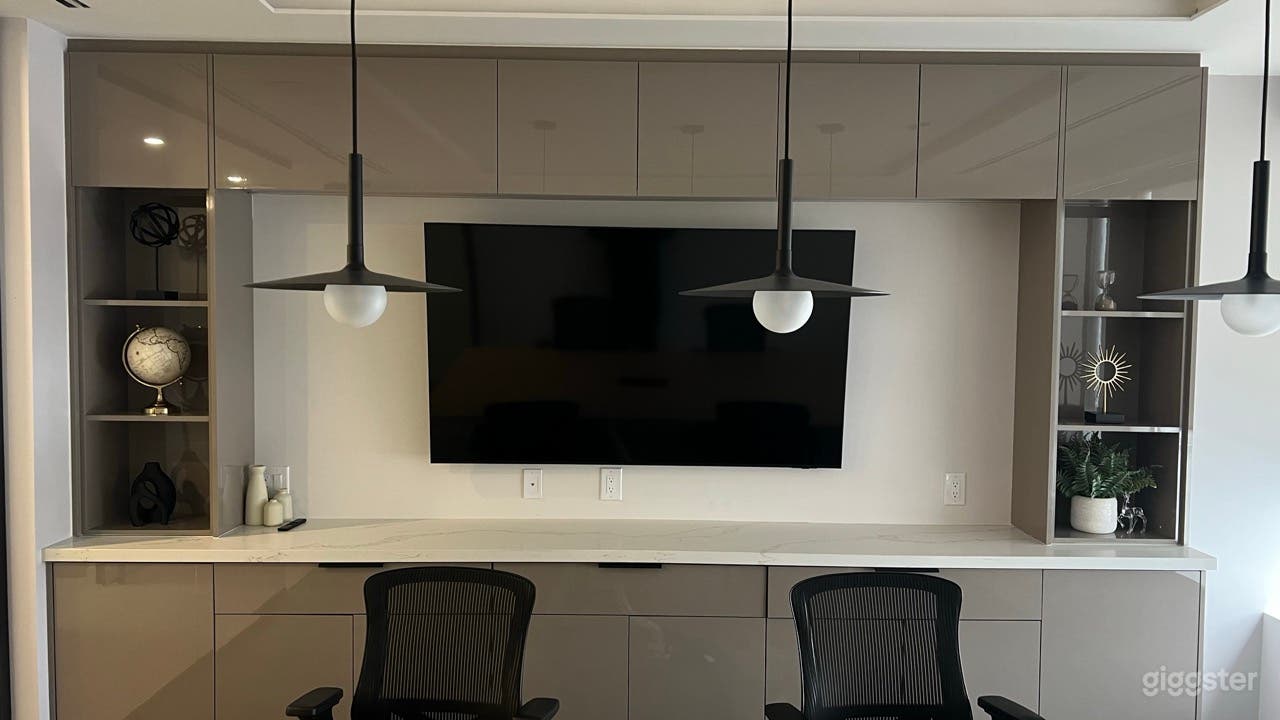 Modern Private Executive Office with City Views Photo 3