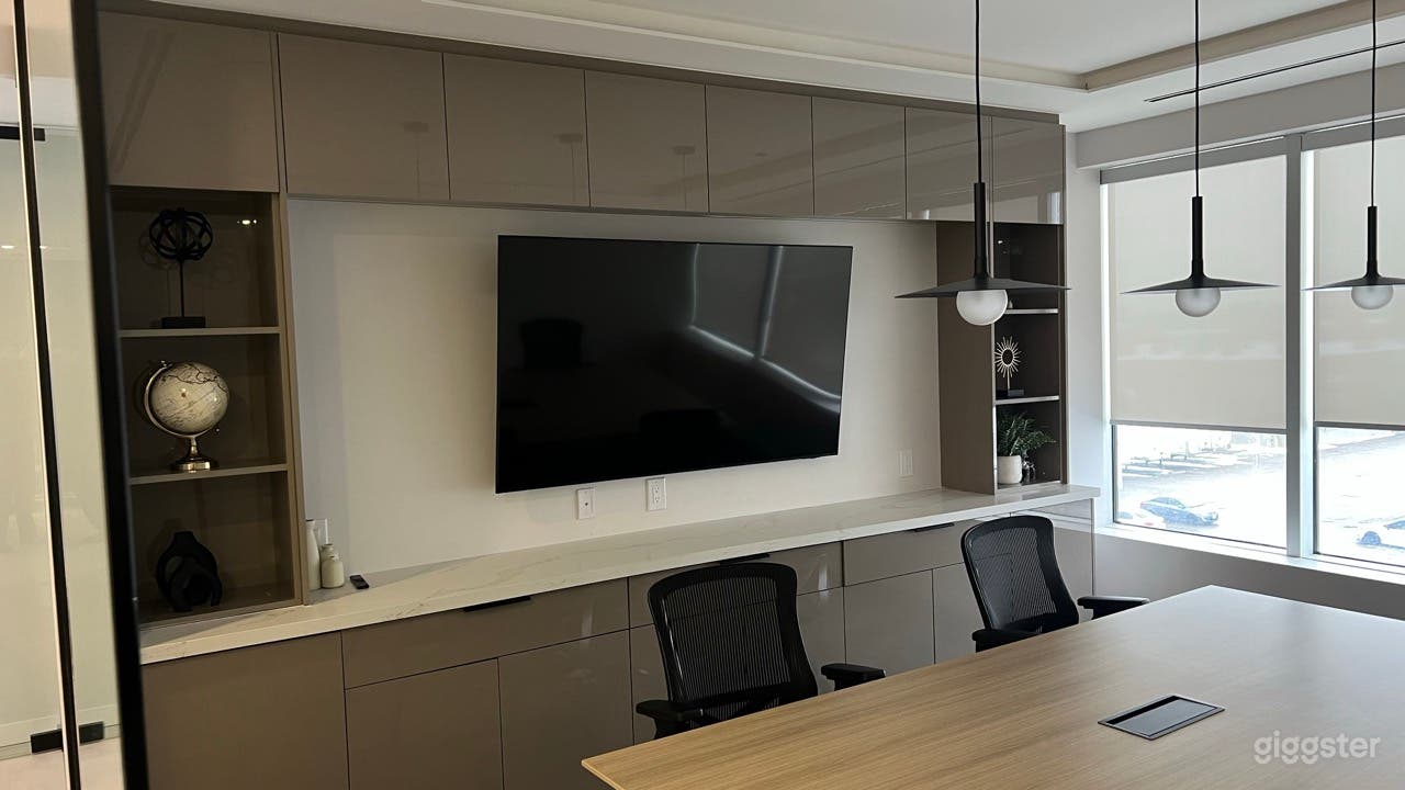 Modern Private Executive Office with City Views Photo 2