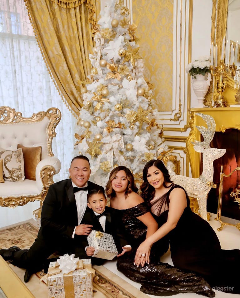  Holiday Photo Time! Our Tree is ready for you! 