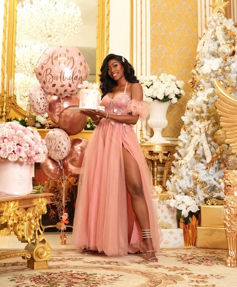  Holiday Photo Time! Our Tree is ready for you! 