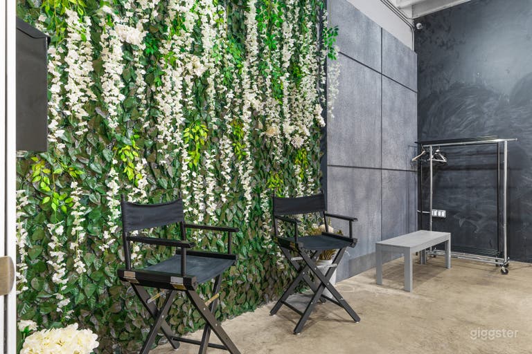  24/7 Pro Studio w/ Cyc Wall/Sets/Gear (Studio C) 