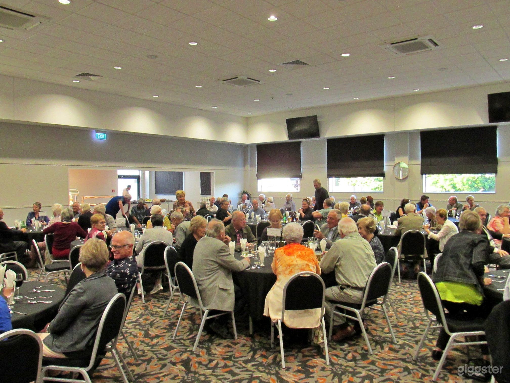 Exquisite Café in Golf Club Estate Photo 2