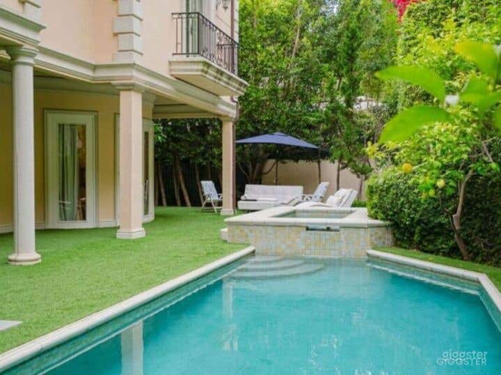 ROBMAR ESTATE: OPULENT CHATEAU RETREAT/POOL Photo 3