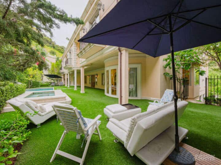 ROBMAR ESTATE: OPULENT CHATEAU RETREAT/POOL Photo 2