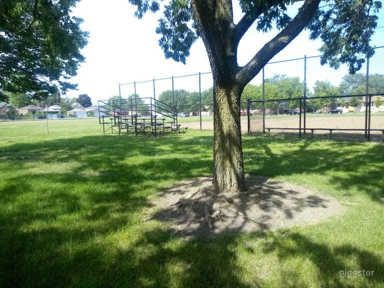  Vista de la calle oeste hacia la cerca del campo de béisbol 