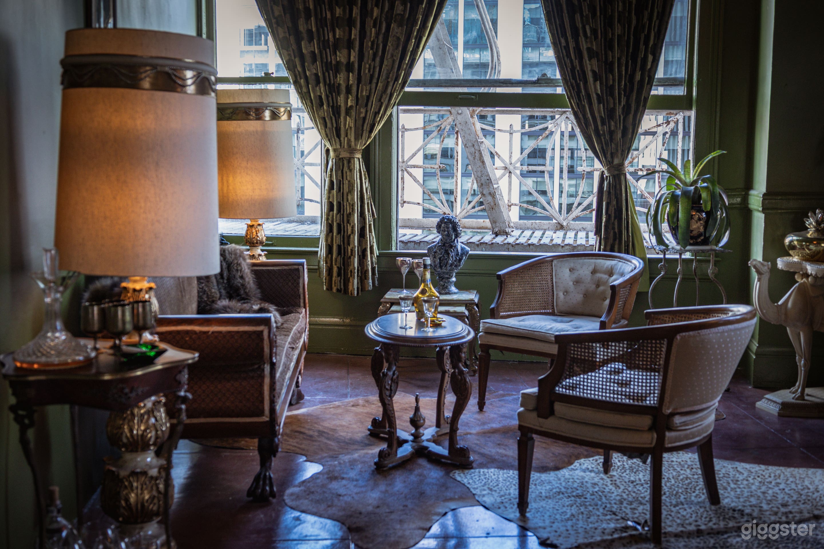 LuxuryDUAL ROOM /Boudoir/ Speakeasy w/ Fire Escape and Piano Photo 2