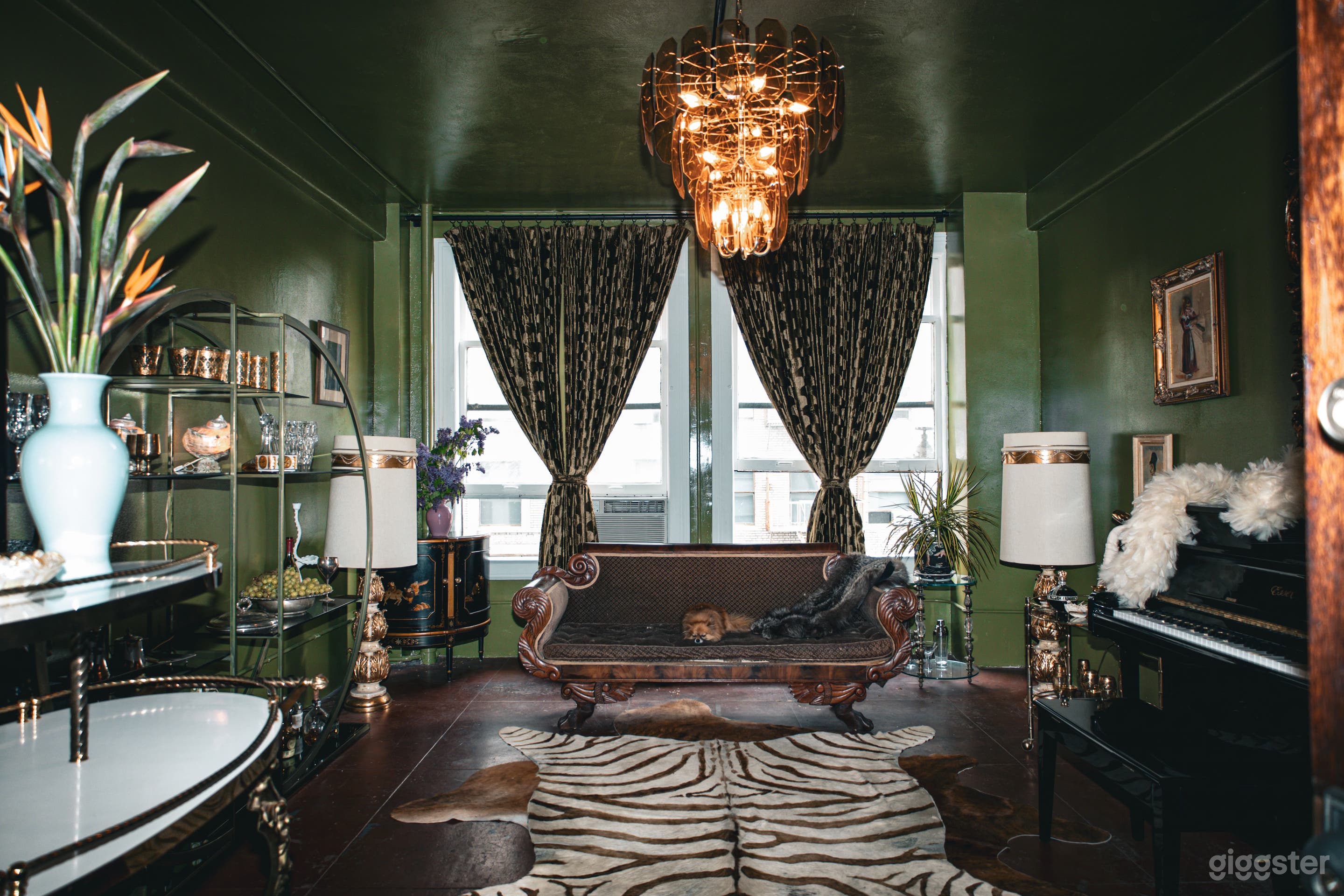 Old Hollywood Dual Room/Boudoir/ Speakeasy w/ Fire Escape Photo 2