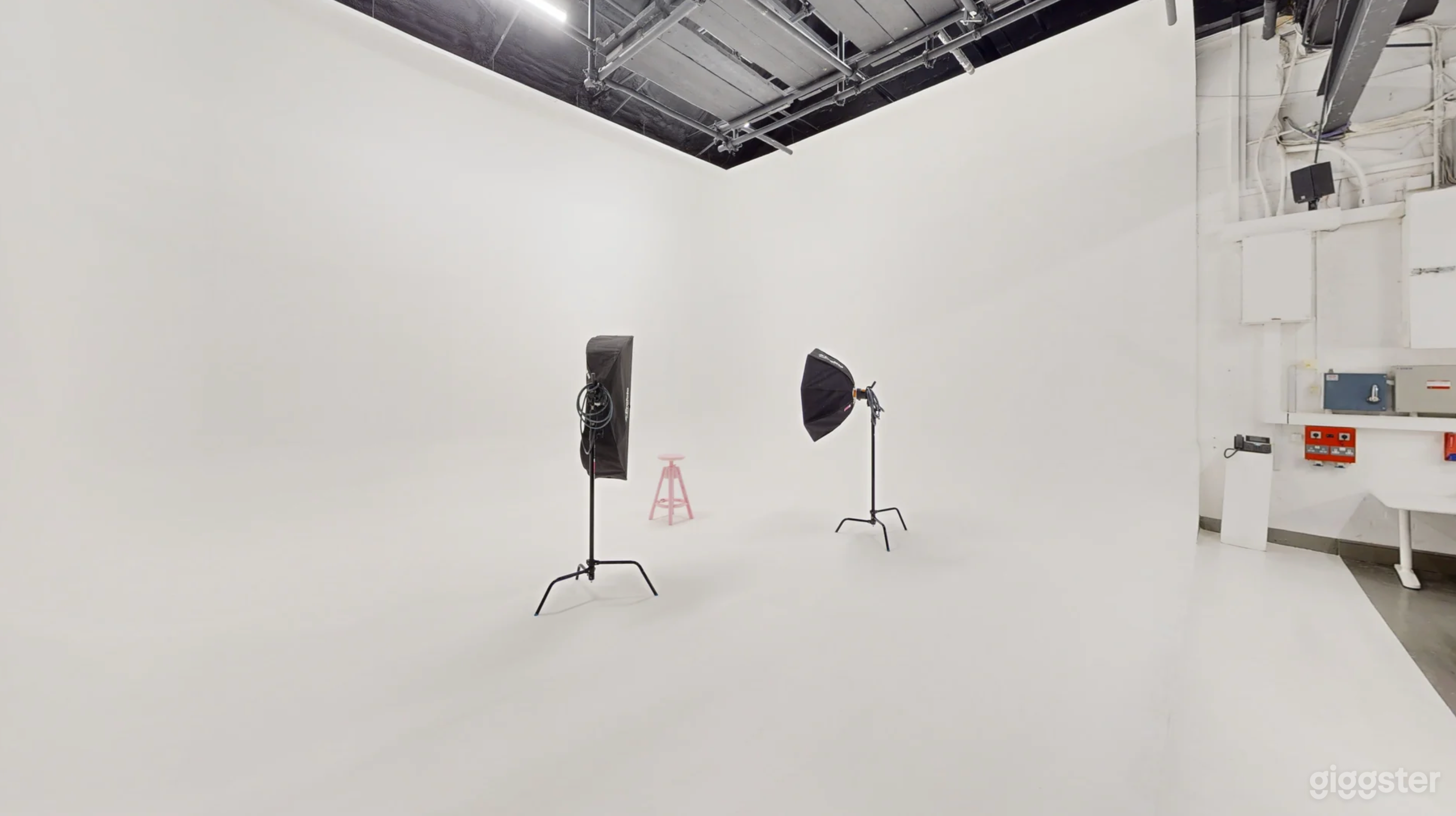 Studio 5 White Cube Photo 1