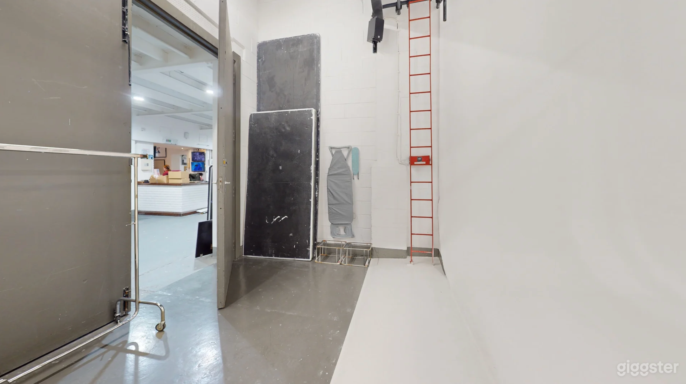 Studio 5 White Cube Photo 4