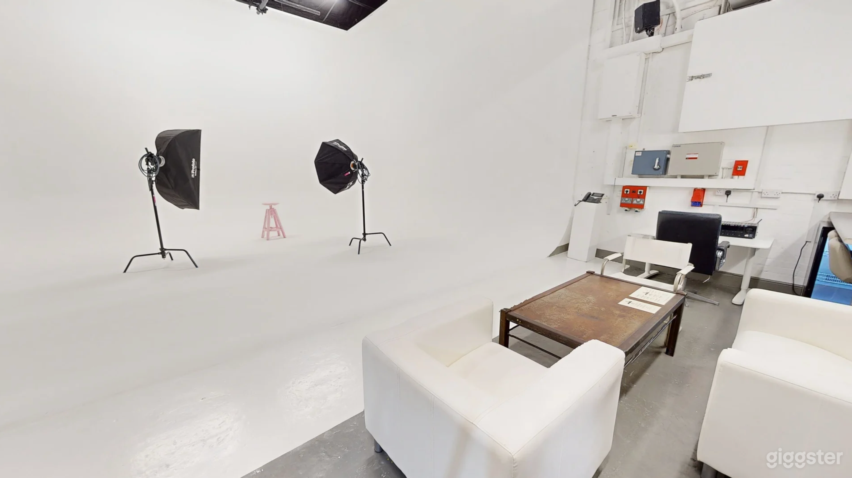 Studio 5 White Cube Photo 2