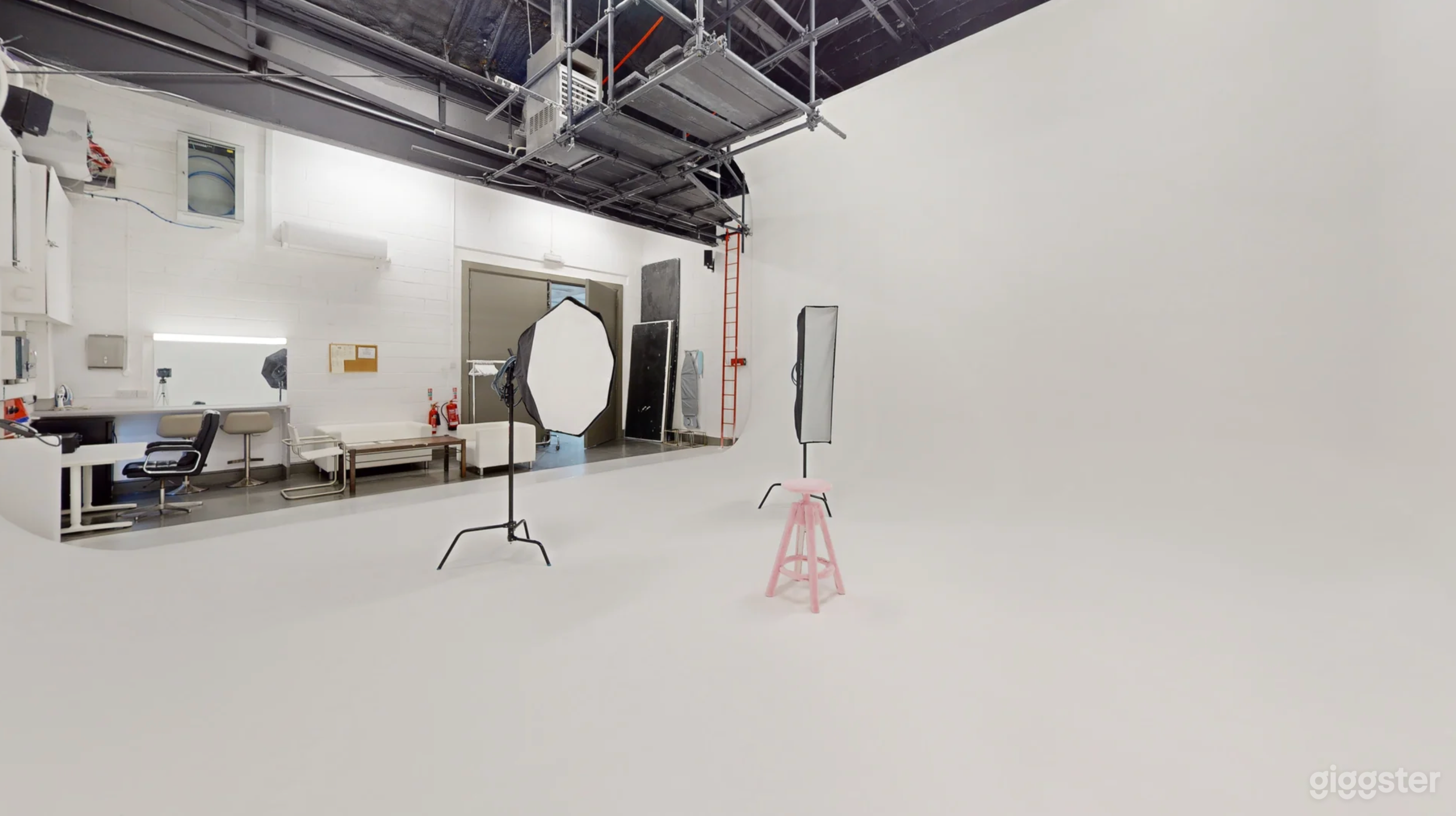 Studio 5 White Cube Photo 3