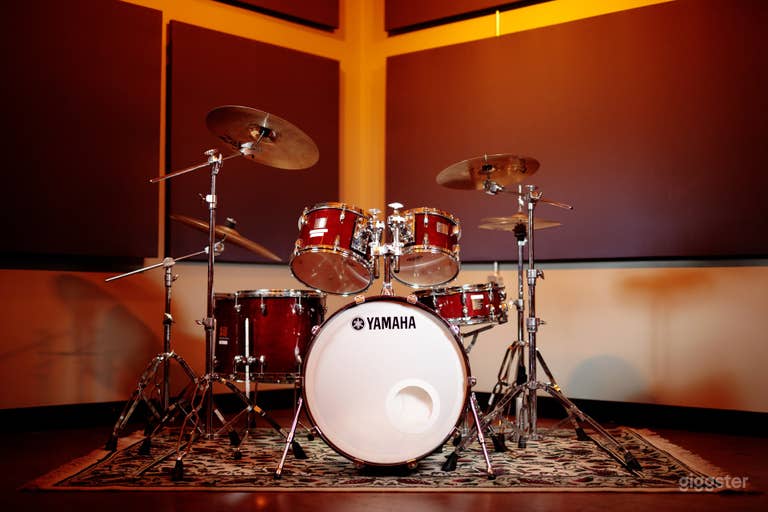  Espacio de Estudio Versátil: Nuestra Sala en Vivo de Toronto es un espacio dinámico para música, podcasts y más. 