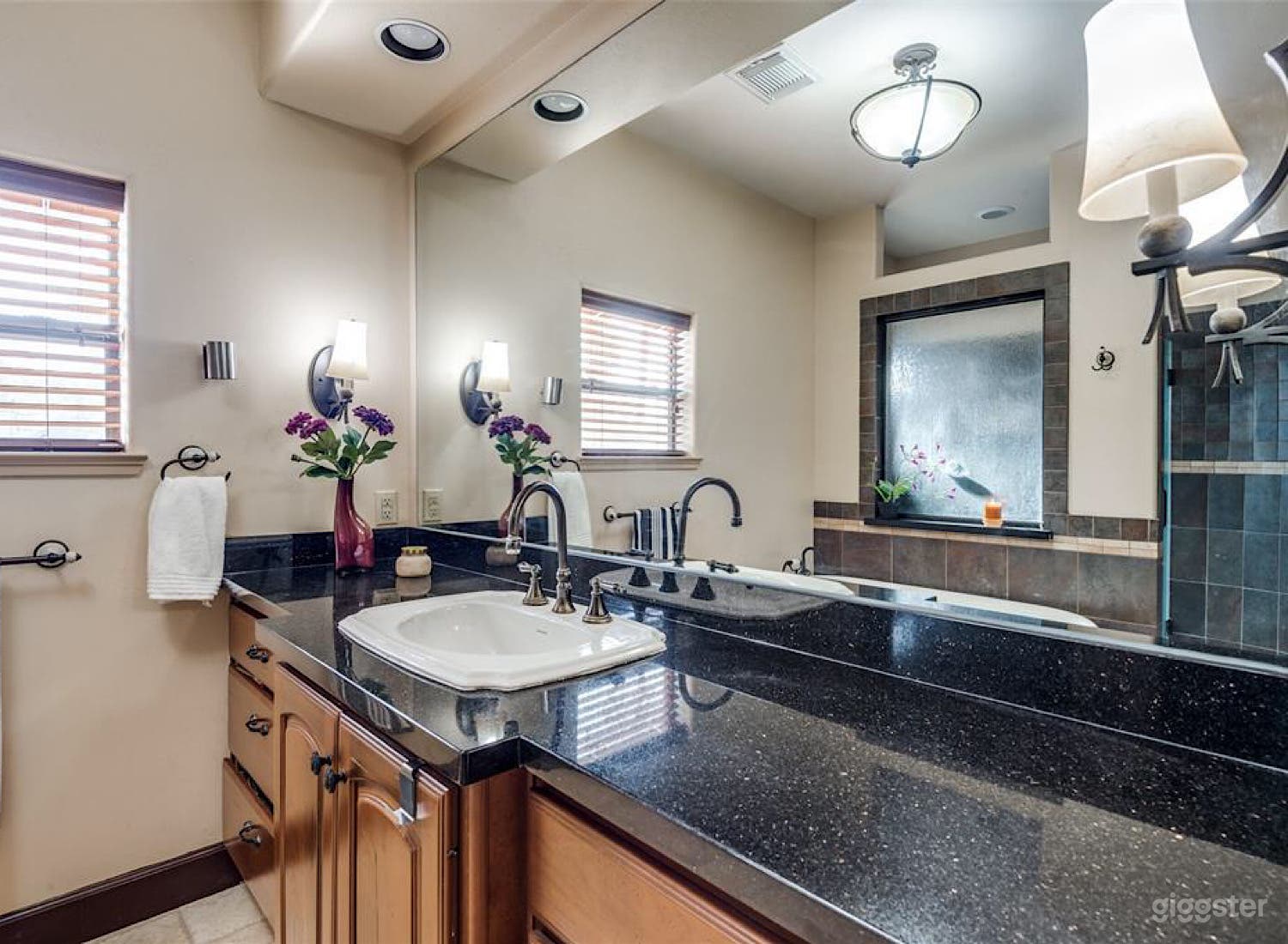 Beautiful And Bright Modern Home In Omaha Photo 1