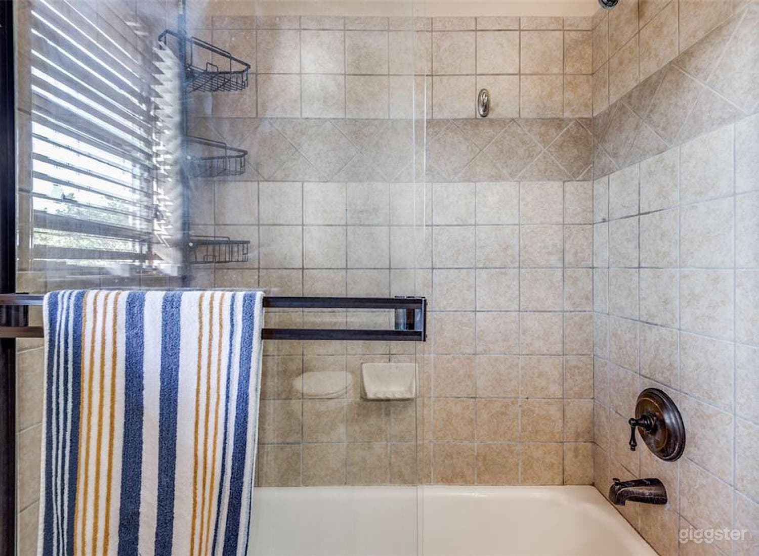 Beautiful And Bright Modern Home In Omaha Photo 2