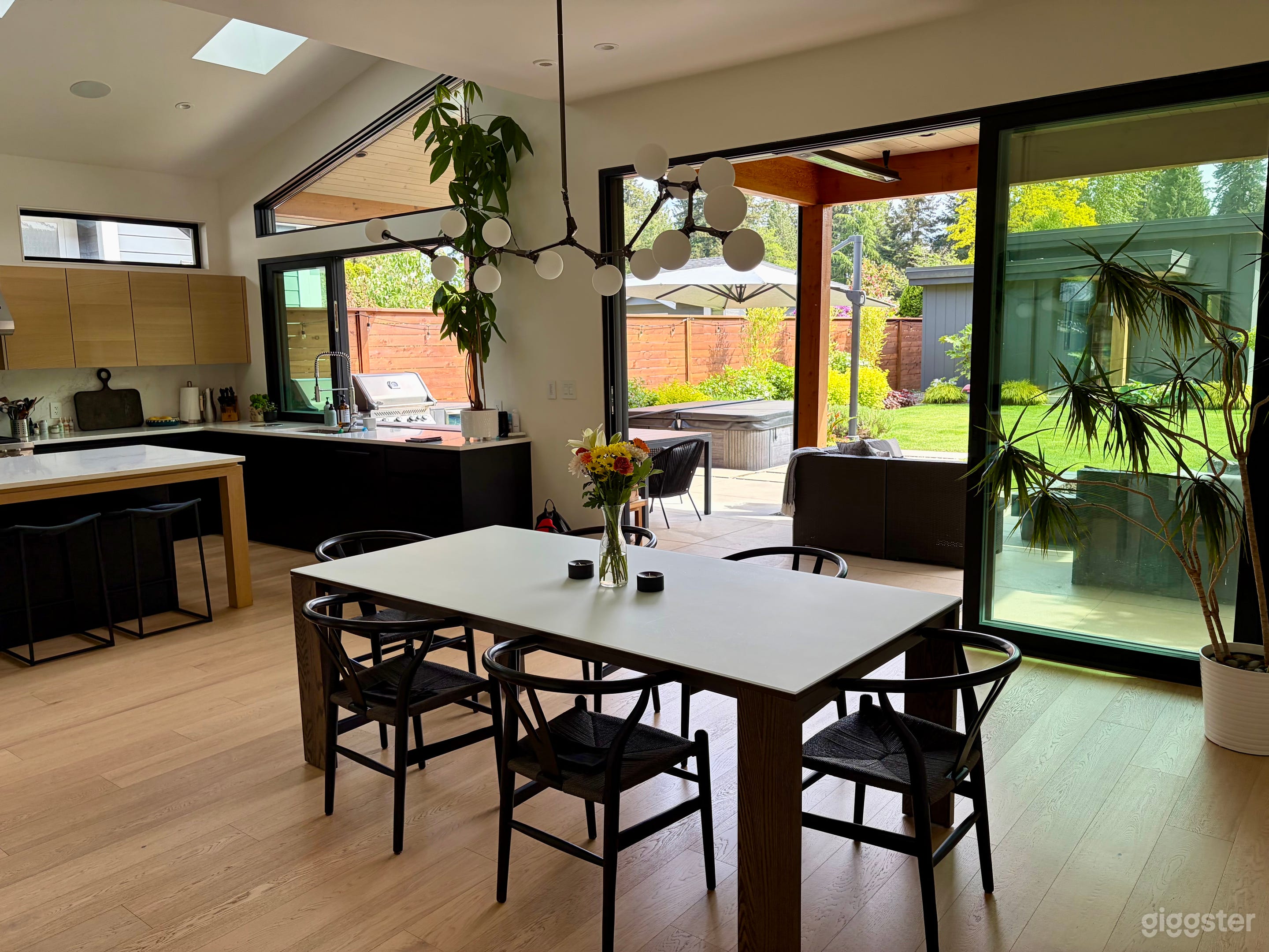 Bright Organic Modern Home Overlooking Park Photo 4
