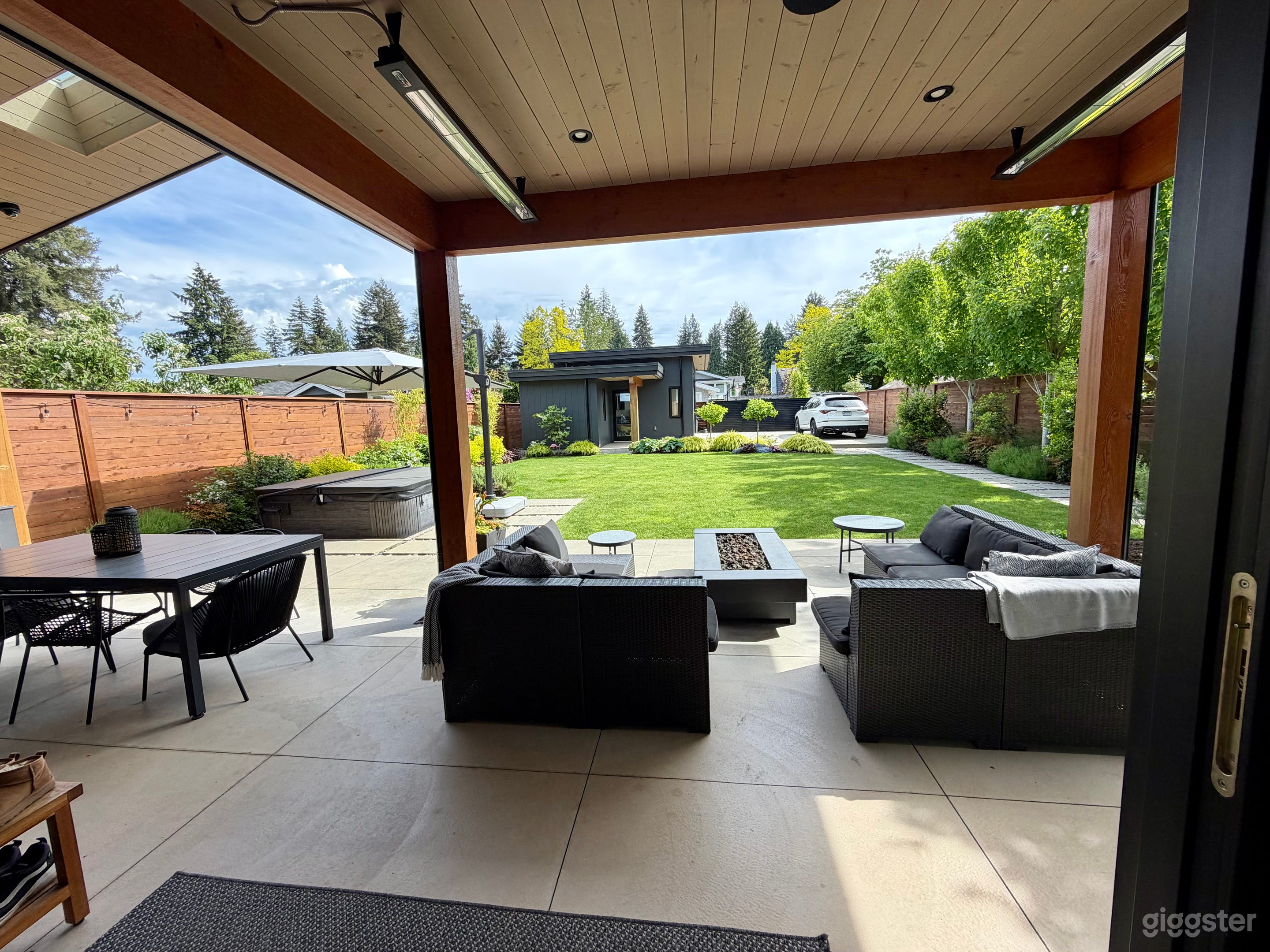 Bright Organic Modern Home Overlooking Park Photo 3