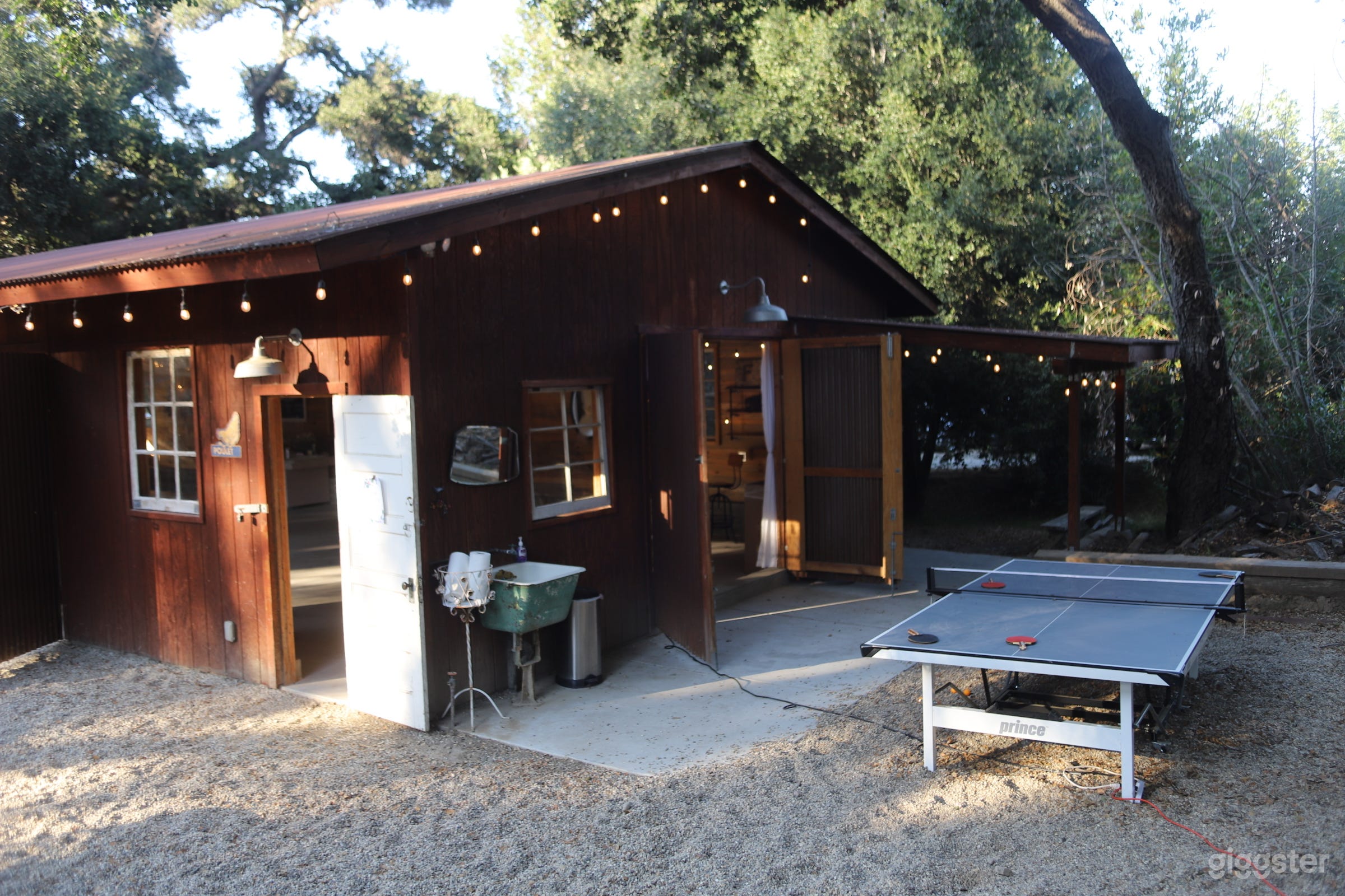 Barn and 3 acres of oaks Photo 3