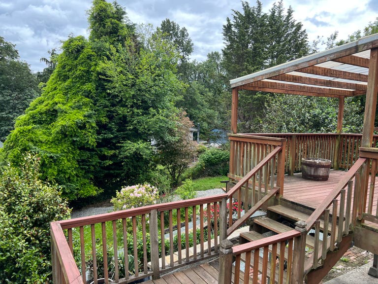  Seattle Americana Home w/ Landscaped Back-Yard 