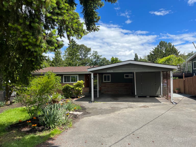  Seattle Americana Home w/ Landscaped Back-Yard 