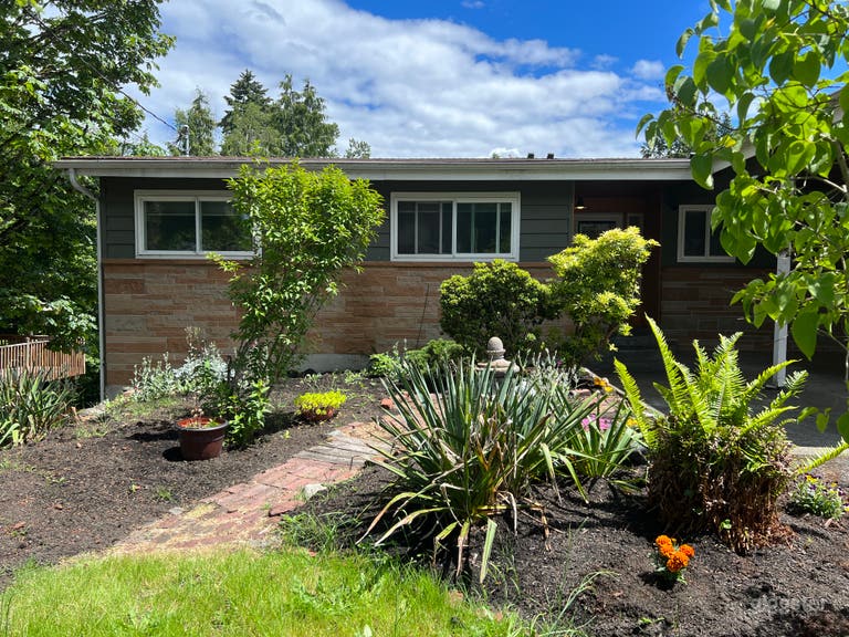  Seattle Americana Home w/ Landscaped Back-Yard 