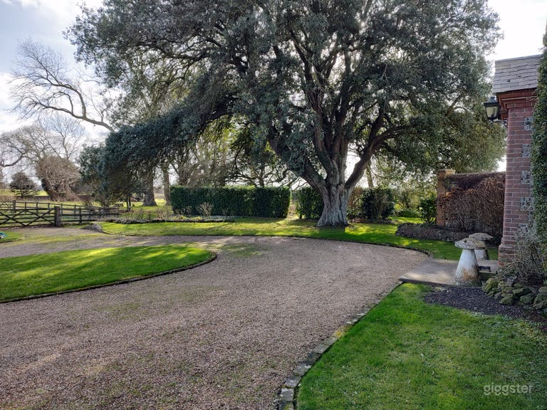  Victorian lodge with generous grounds & character 