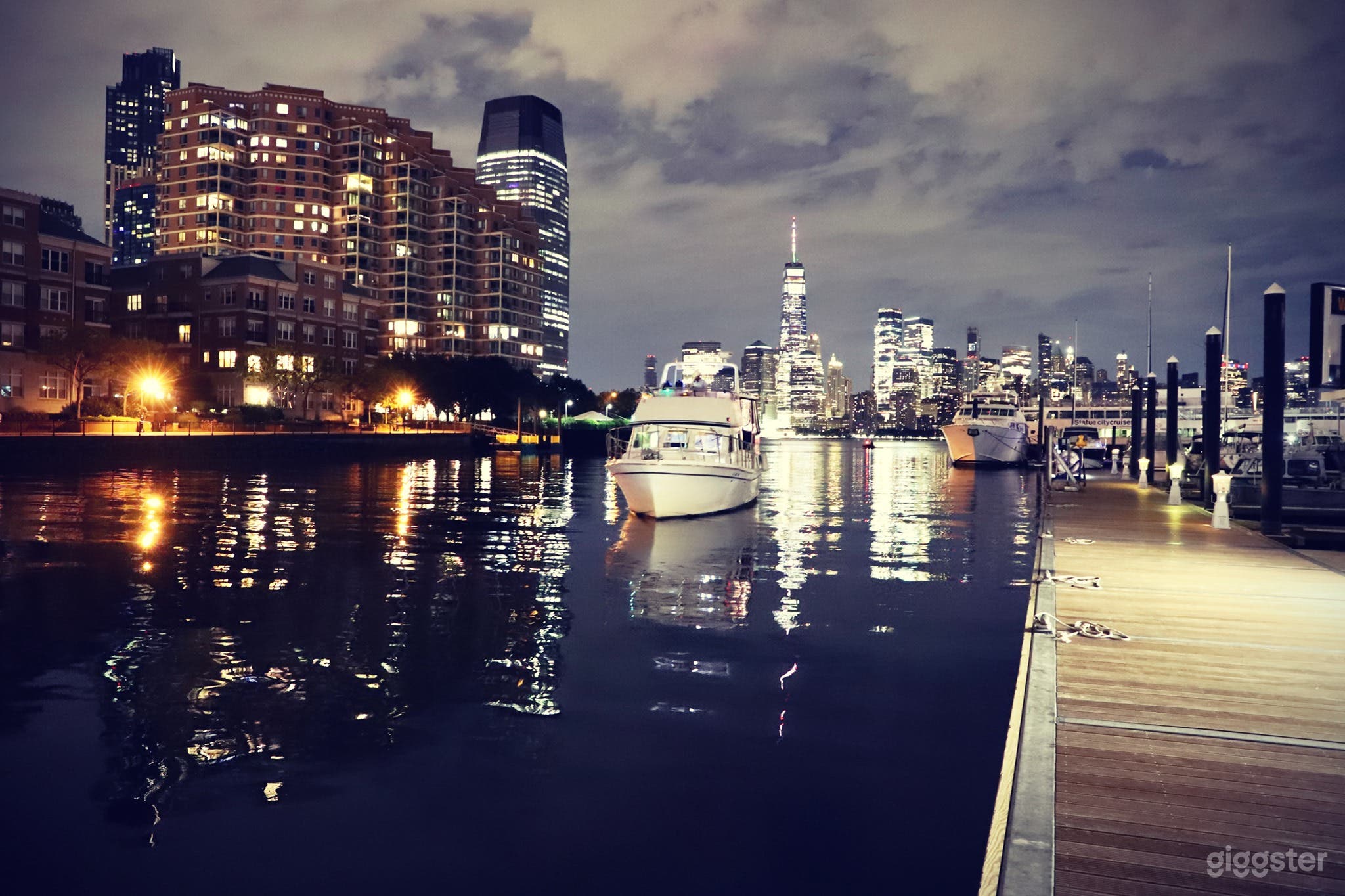 40ft Spacious Multi-Deck Motor Yacht Photo 4