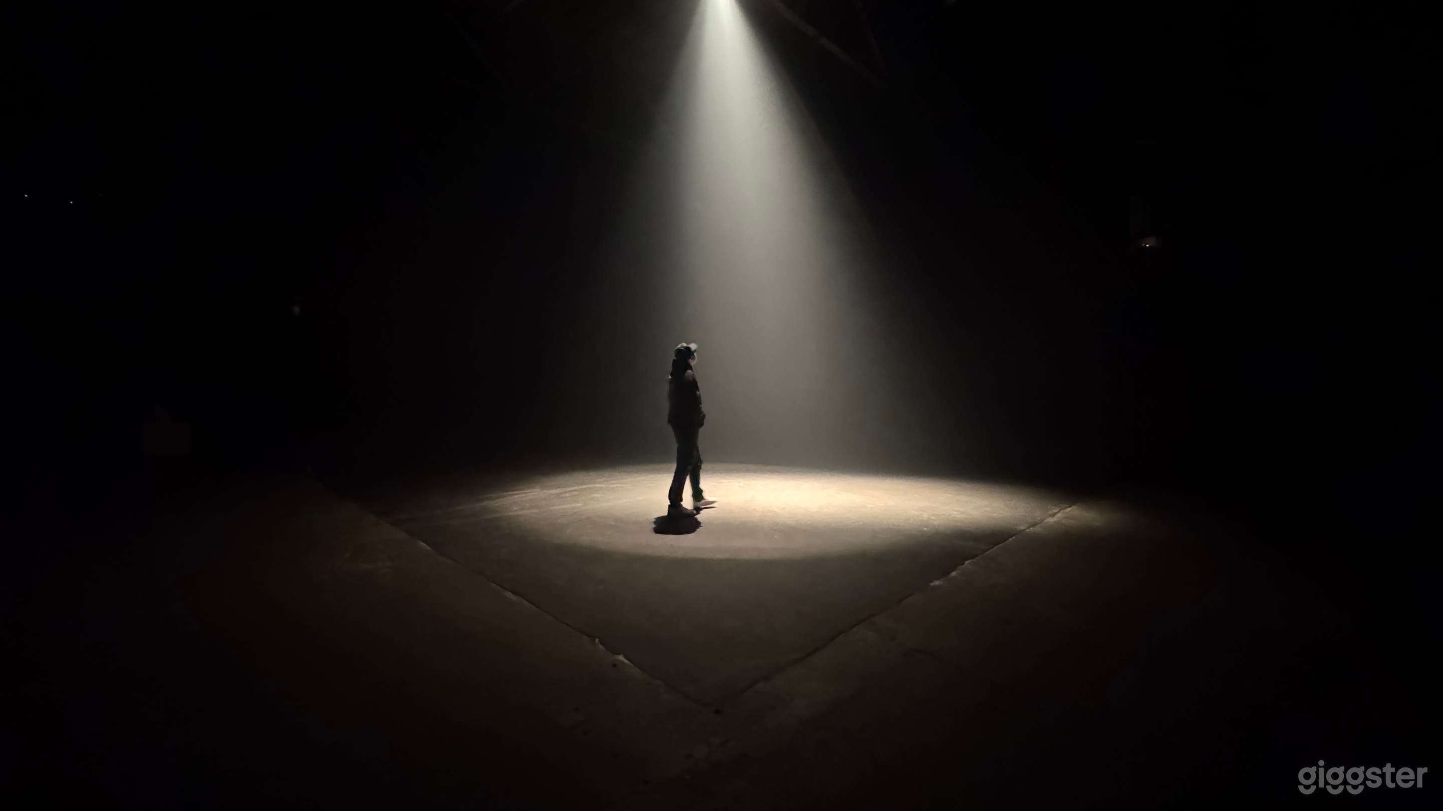 Spotlight Black Void Set In Certified Studio Photo 4