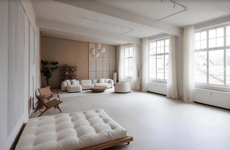  Ein minimalistisches, helles Japandi Loft Studio 