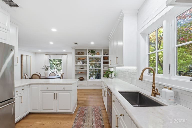  Cozy Contemporary Hideaway with Pool 