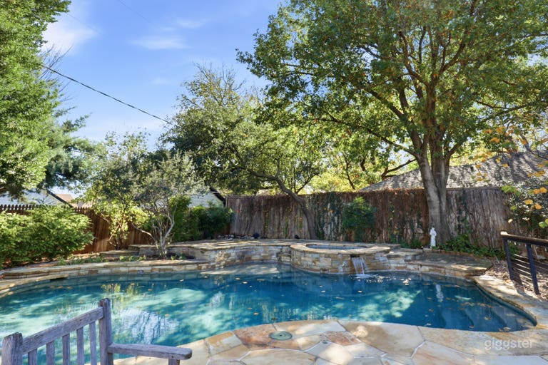  Cozy Contemporary Hideaway with Pool 