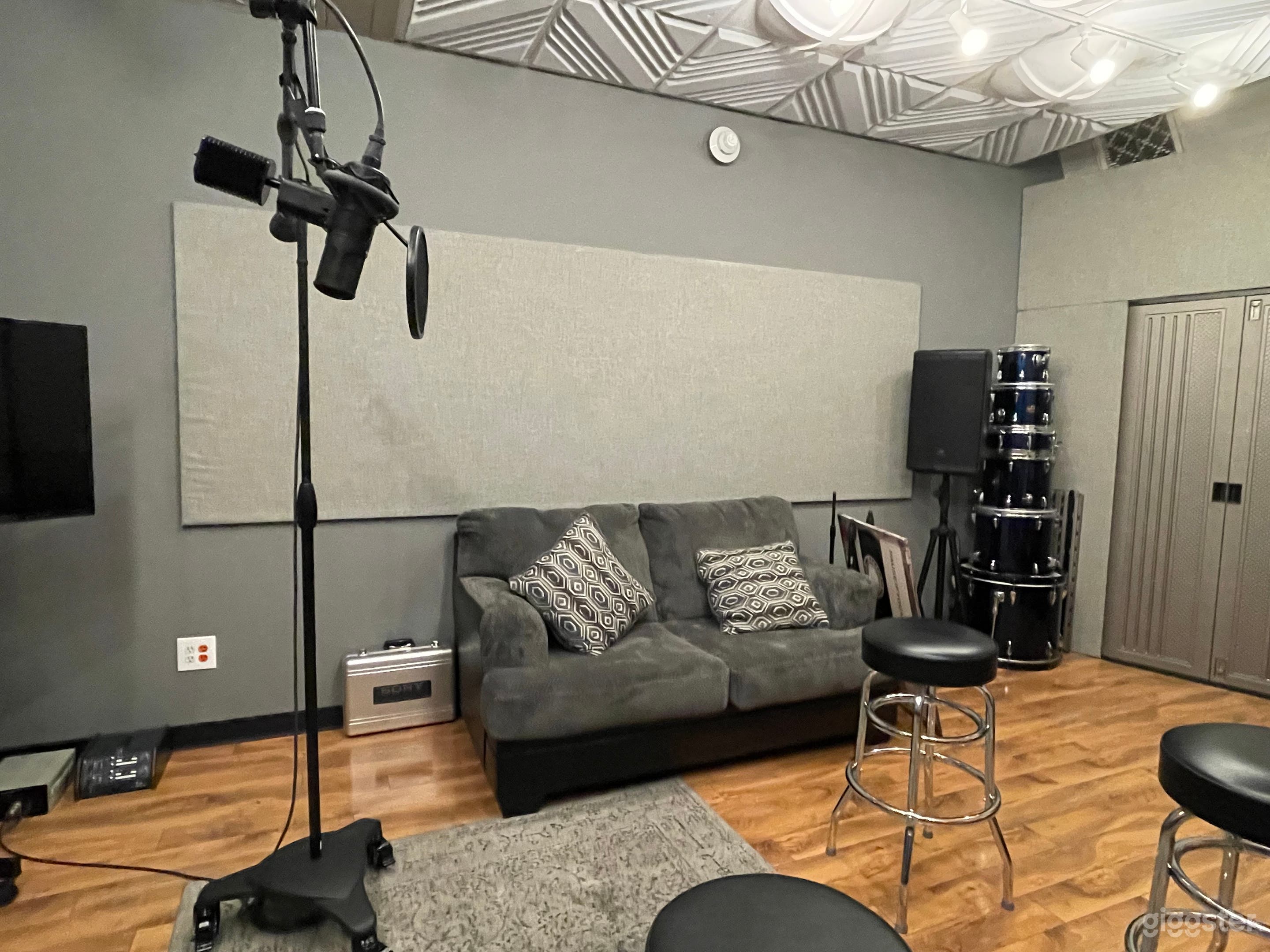 Vocal booth and live room sound proofed. Can be used for hair/makeup or actual vocal recording. 
