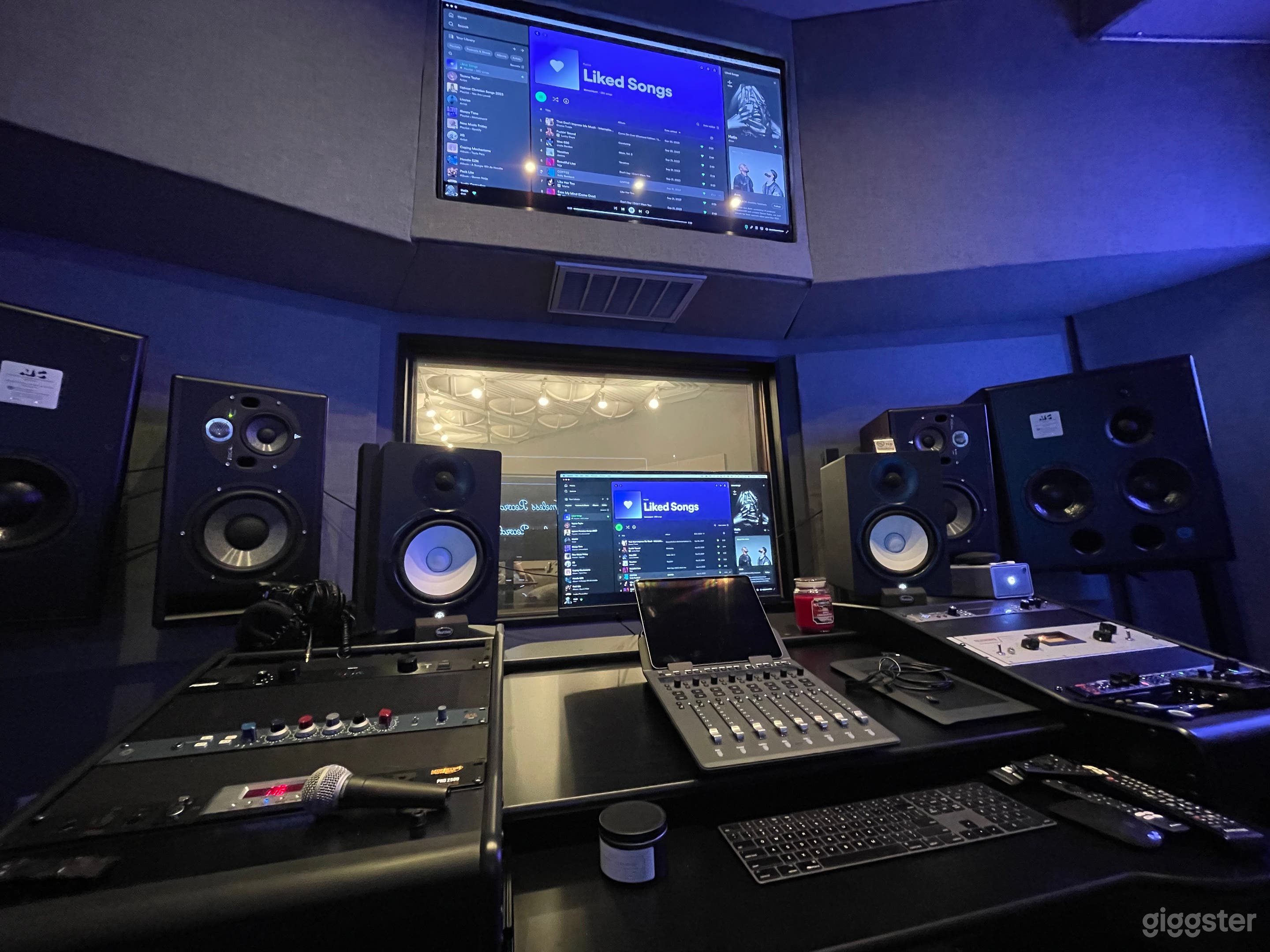 Control Room with air conditioning, sofa and chairs, WiFi, smart tv, sound proofed. Can be used for filming or actual vocal recording. 