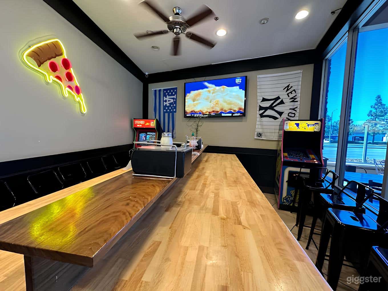 Italian Restaurant with Outdoor Seating in LA Photo 3