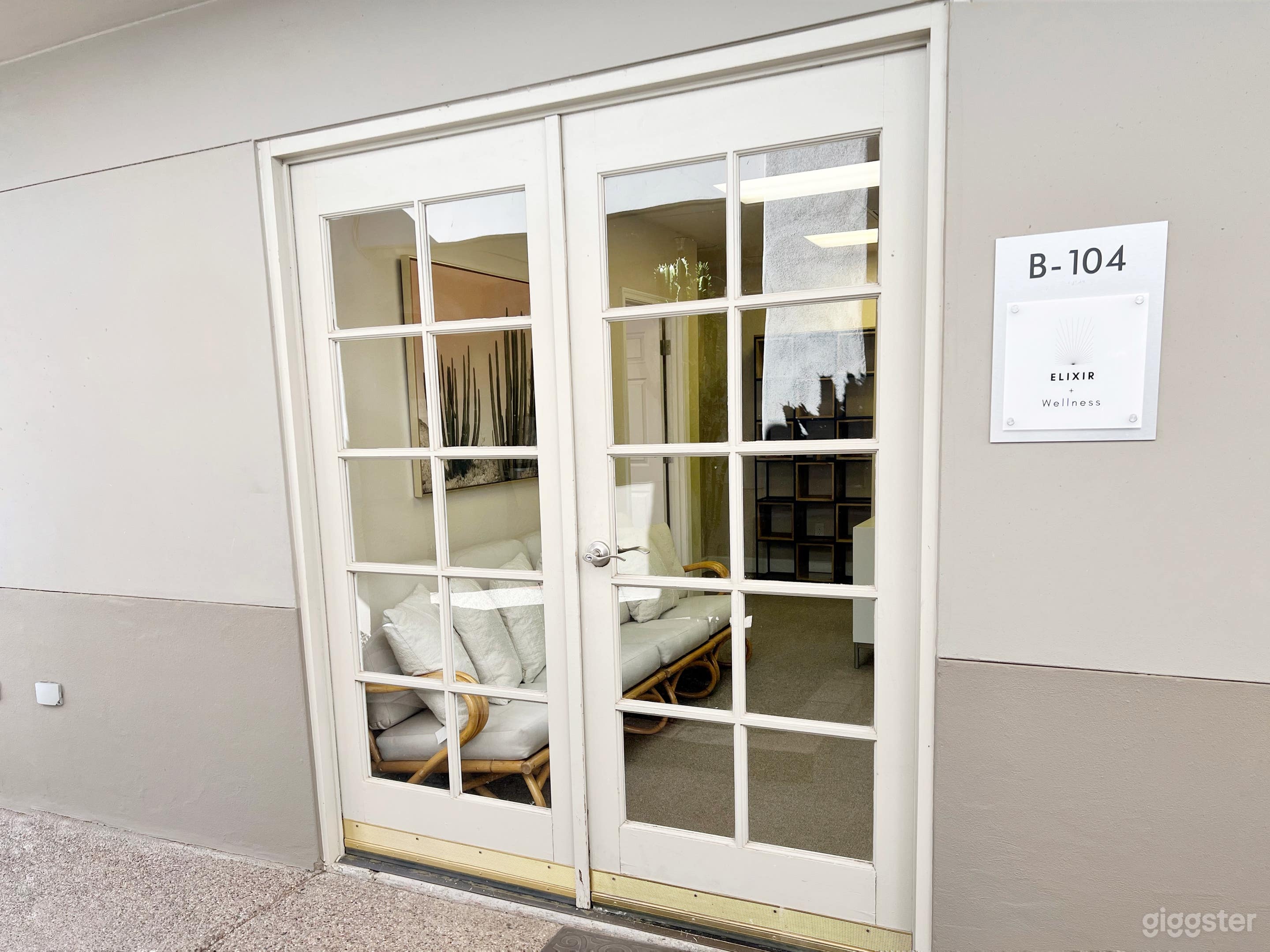 Mid-Century Modern Furnished Office Photo 3